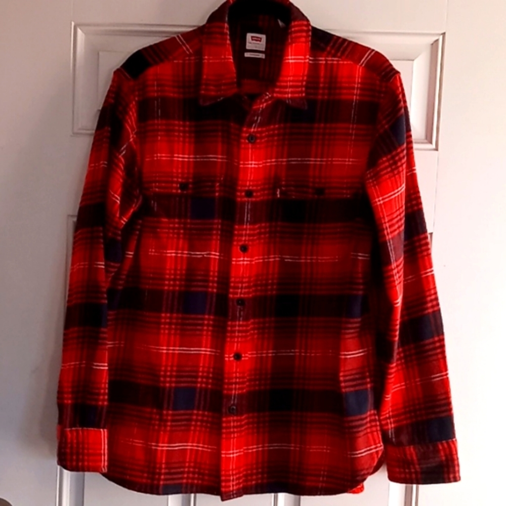 Levis women's flannel sz L, great condition, black, red, white.